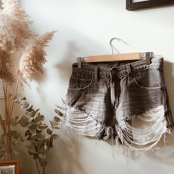 • s o l d • Vintage Levi’s Cutoffs - Picture 4 of 12